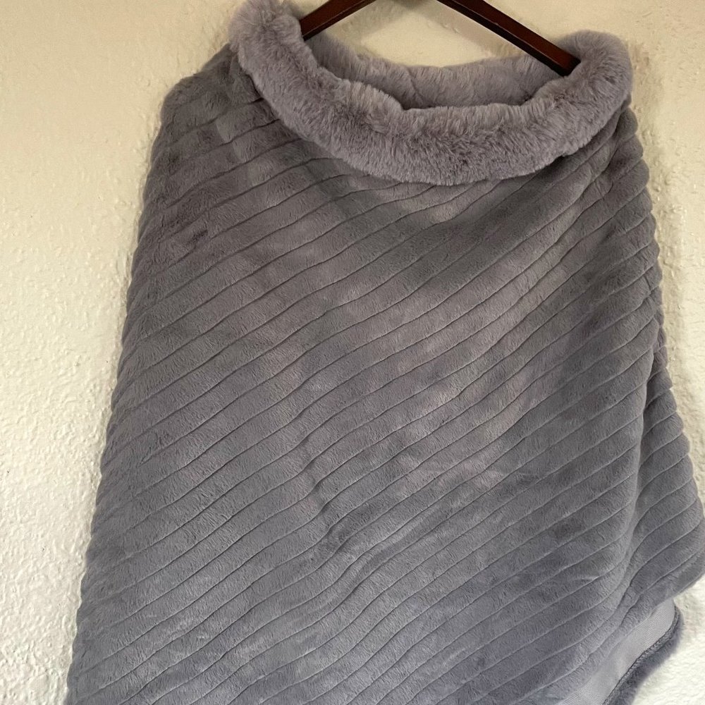 Grey 🦛 Faux Fur Shawl